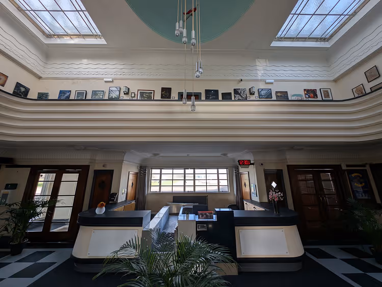 Art-deco luchthavenhal met incheckbalie