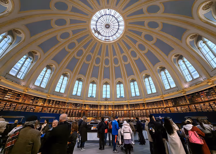 Ziyaretçilerle British Museum Yuvarlak Okuma Salonu kubbesi