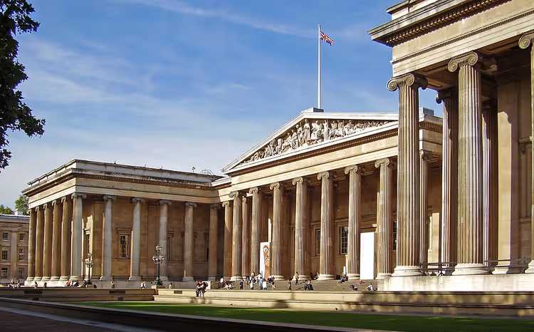 De colonnade en het fronton van het British Museum in Londen