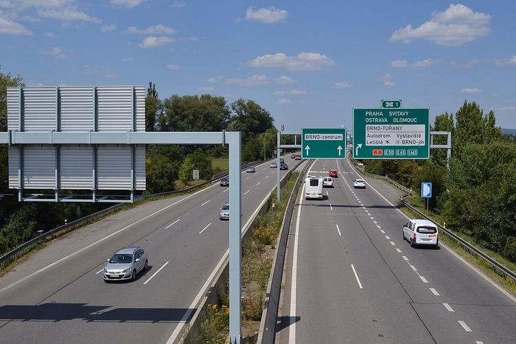 Brno yakınında yön tabelalarıyla D2 otoyolu