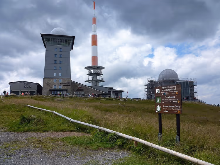 Top van de Brocken met radiozendmast en weerstation