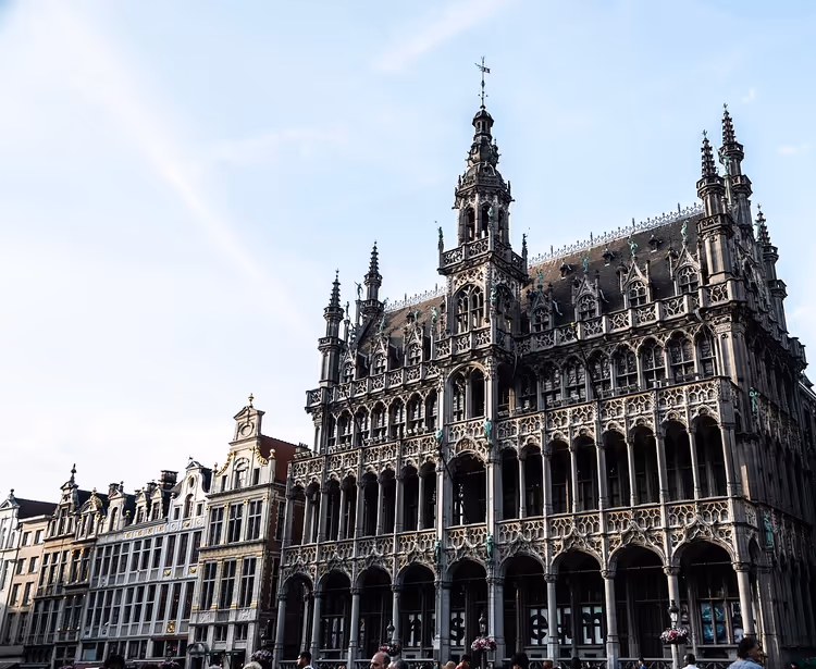 Neogotische gevel van het Broodhuis op de Grote Markt