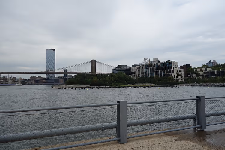 Brooklyn Bridge und Brooklyner Uferpromenade an einem bewölkten Tag