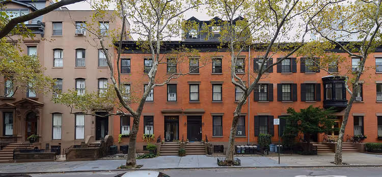 rij bakstenen herenhuizen in Brooklyn Heights