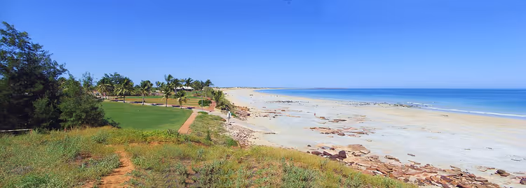 Cable Beach: hvit sand, hav og grønn strand