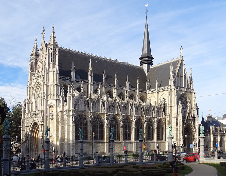 Hek van het plein met standbeelden en de Zavelkerk