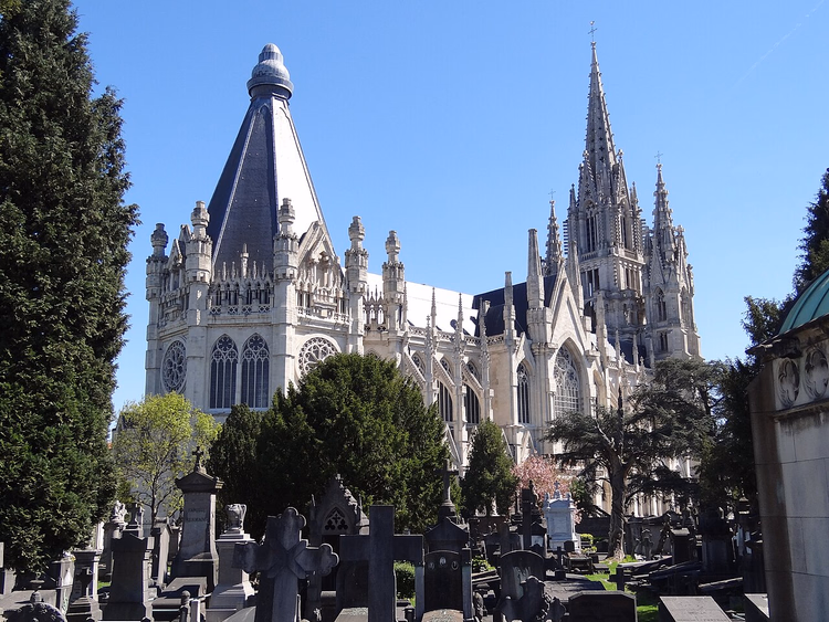 Neogotische Onze-Lieve-Vrouwekerk van Laken boven de oude begraafplaats