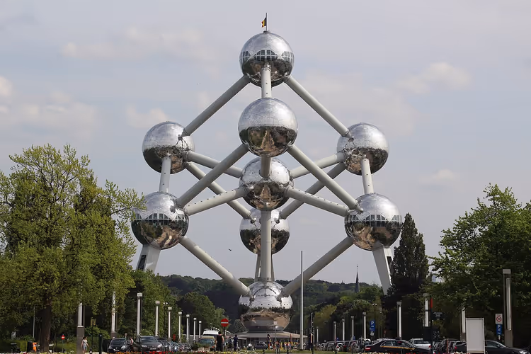 Atomium met glanzende bollen tussen het groen in Brussel