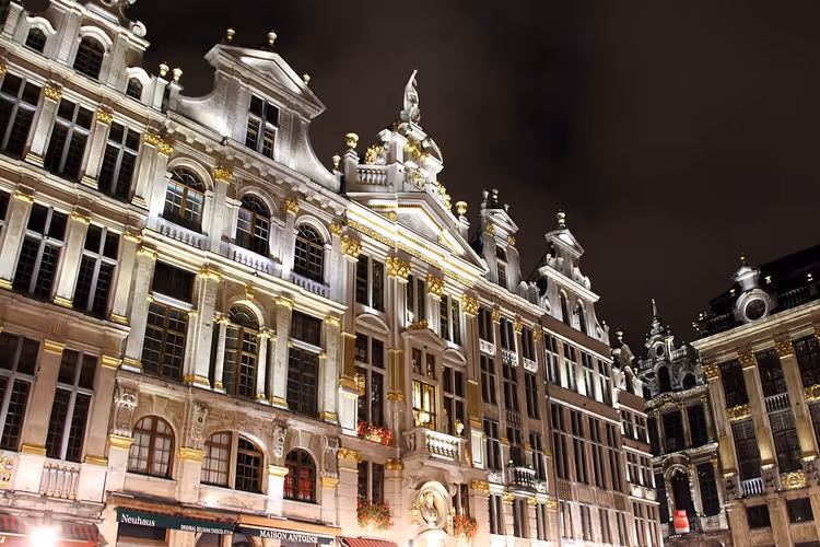 Grand Place bei Nacht mit beleuchteten Fassaden