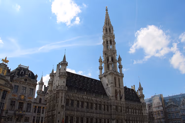 Brüsseler Rathaus mit hohem gotischem Turm