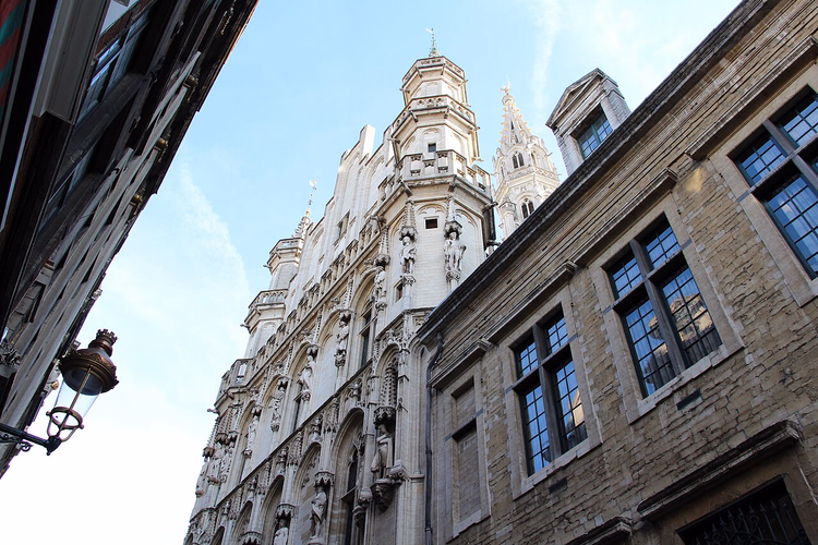 Gotisch Stadhuis van Brussel, zicht vanuit een smalle straat