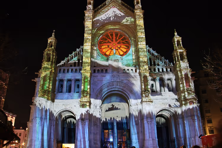 Lichtprojektion an einer Kirchenfassade in Brüssel bei Nacht