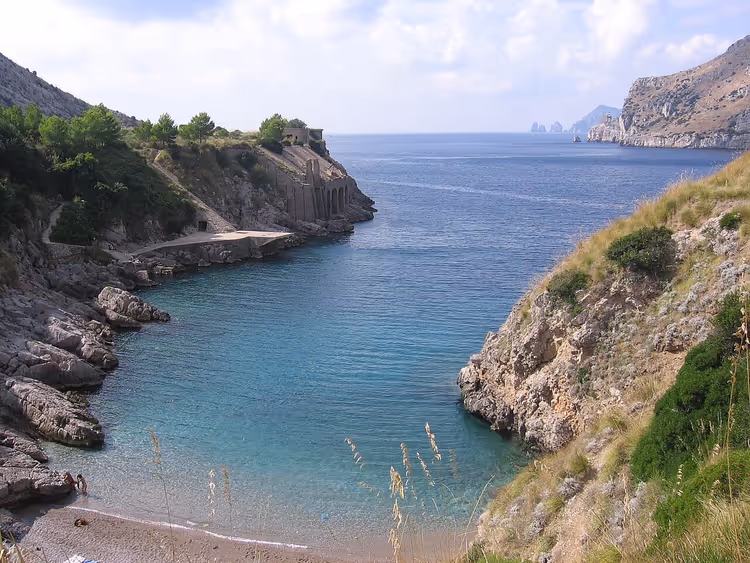 la baia verde di Ieranto sulla Penisola Sorrentina