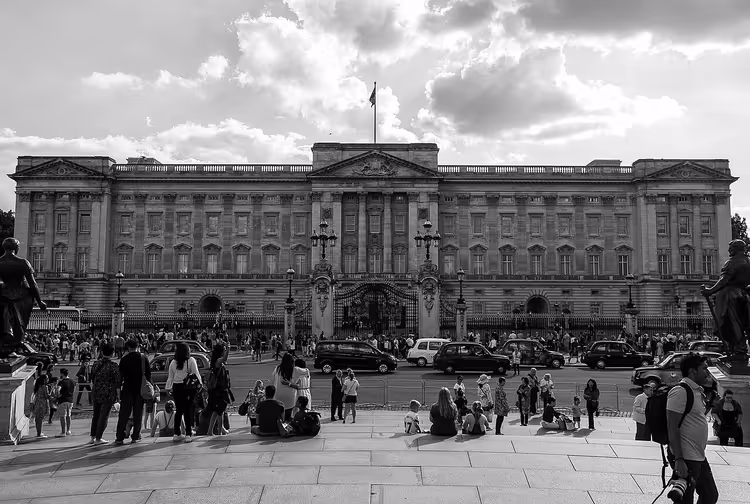 Girişinde turist kalabalığıyla Buckingham Sarayı