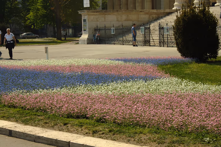 Blumenbeet am Heldenplatz in Budapest