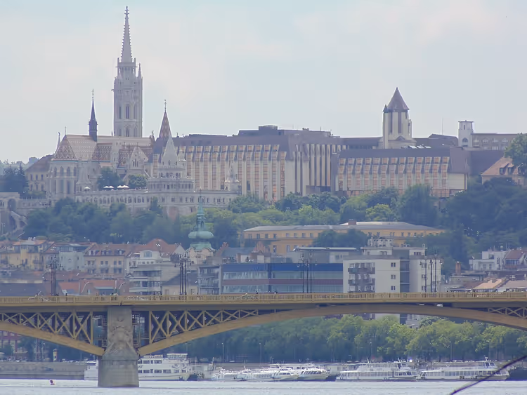 Margaret Köprüsü ve Buda Kalesi ile Budapeşte panoraması