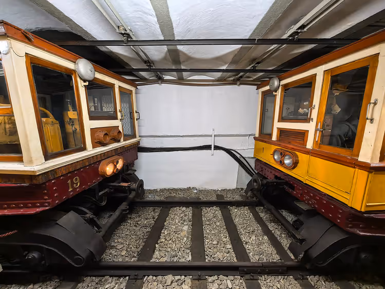 Vintage metrowagons in een museum op sporen