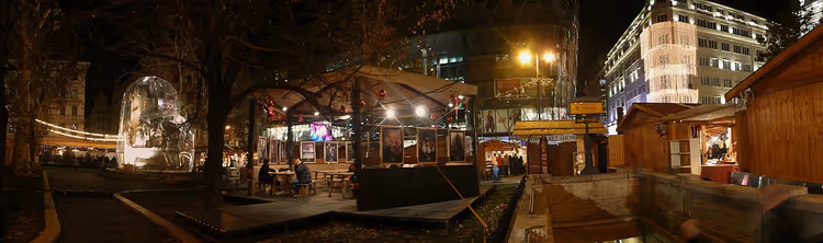 Julmarknad på Vörösmarty torg om natten