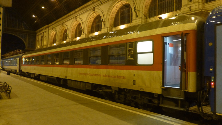 Carruagem de comboio noturno na estação Keleti de Budapeste