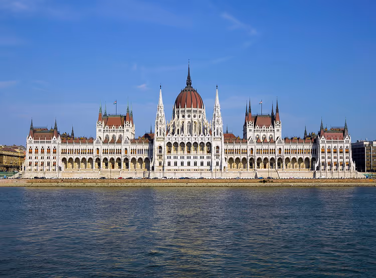 Fachada do Edifício do Parlamento Húngaro junto ao Danúbio