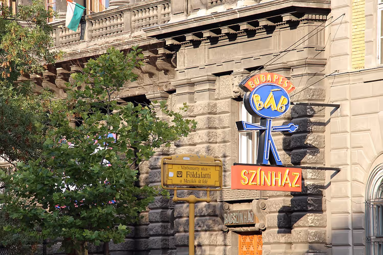 Uithangbord van poppentheater Báb Színház in Boedapest