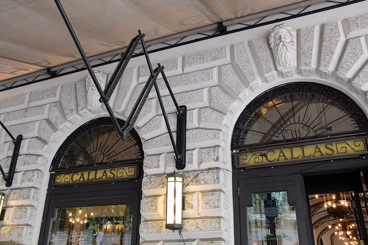 Bogeneingänge mit Callas-Schriftzügen an der Fassade