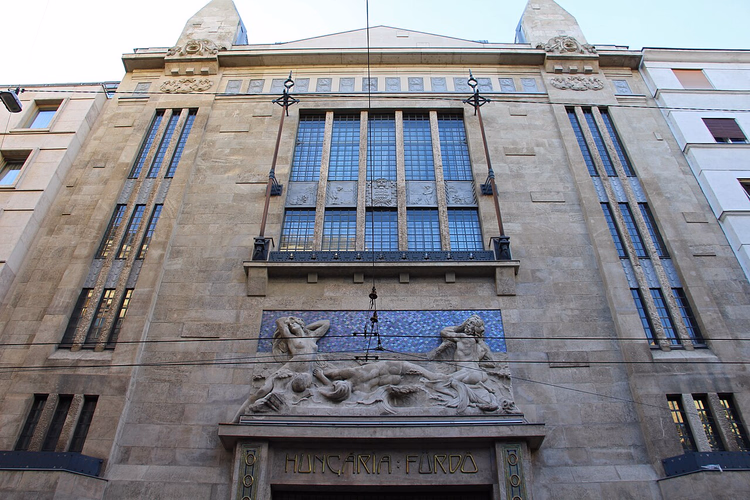 Fassade des ehemaligen Hungária-Bads - Gebäude des Hotel Continental