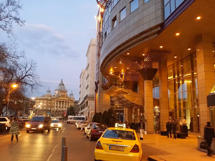 Budapeşte'deki Kempinski otelinin gece görünümü