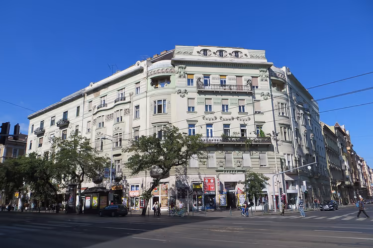 Aziz István Bulvarı'ndaki Art Nouveau köşe binası