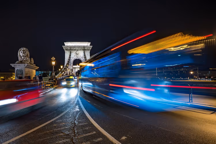 Ponte das Correntes em Budapeste à noite