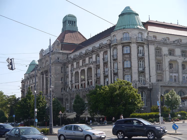 Gevel van de Gellért-baden met groene koepels