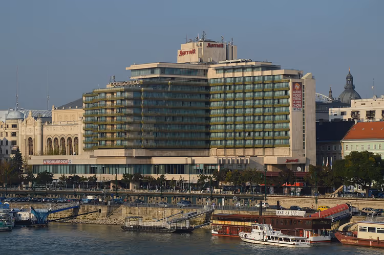 Tuna kıyısındaki Marriott oteli