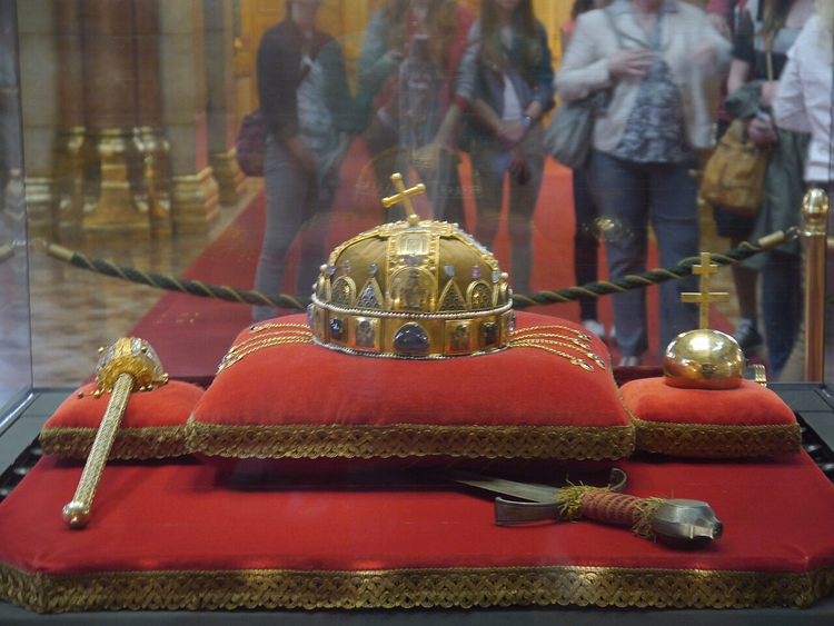 Coroa de Santo Estêvão e insígnias numa vitrine na Sala da Cúpula