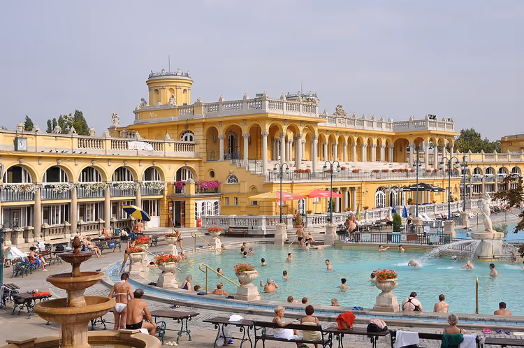 Széchenyi-Heilbad mit Becken und Badegästen
