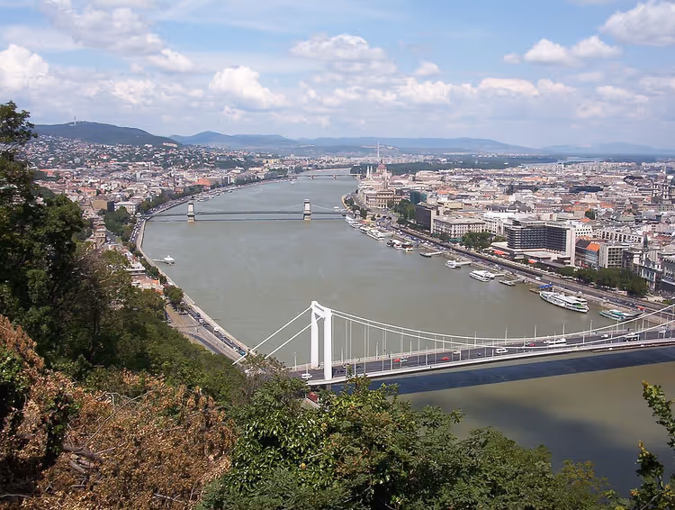Utsikt över Donau och Budapest från Gellértberget
