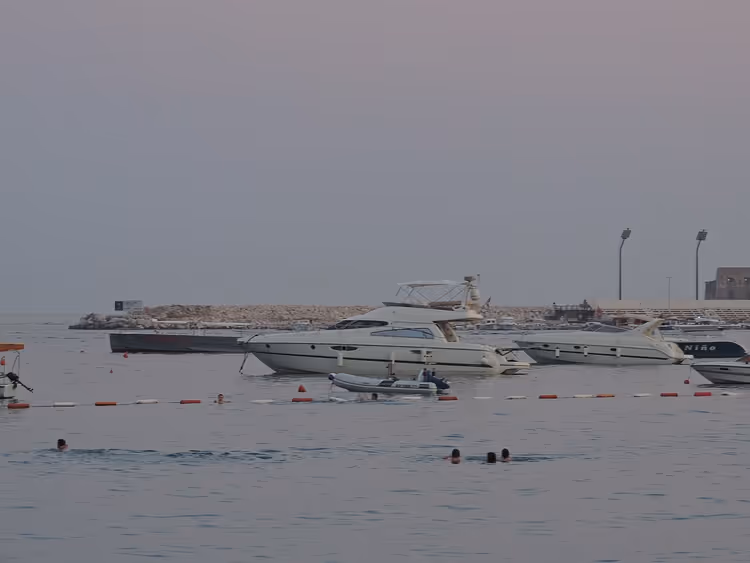 Yachter og båter på havet utenfor kysten av Budva