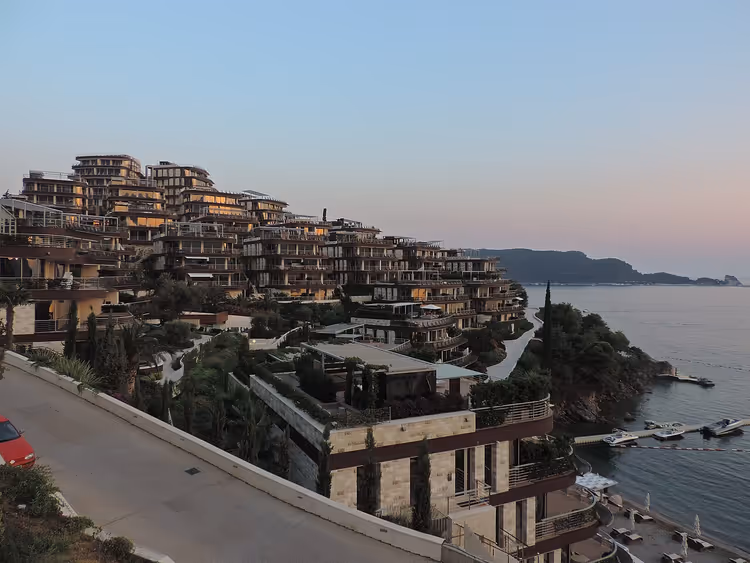 Deniz kenarında Dukley otel terasları