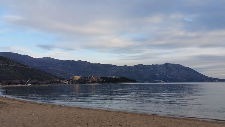 Пляж и море на фоне гор в Будве