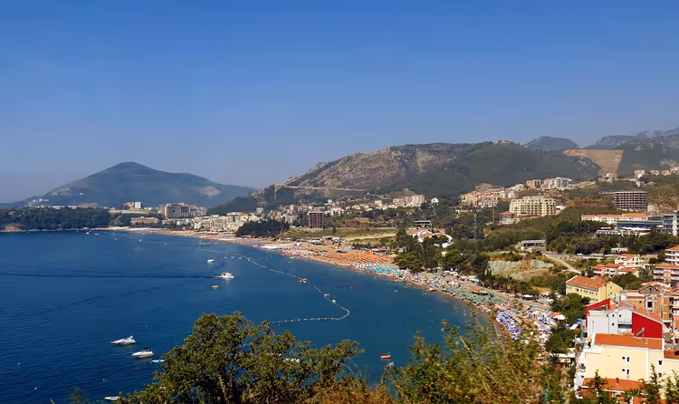 Budva Riviera panoraamvaade ranna ja mägedega