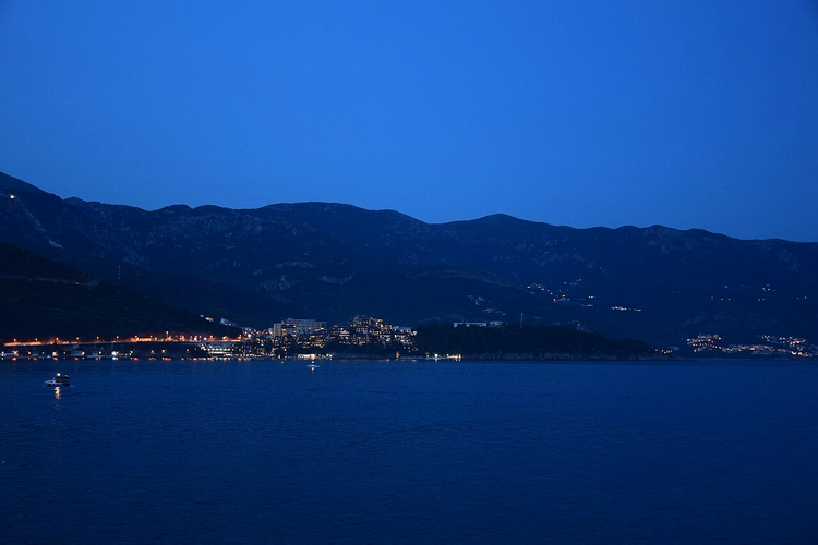 Lysene langs Budva-kysten fra havet om natten