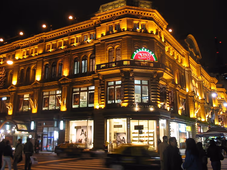 Parlak aydınlatmayla Galerías Pacífico'nun gece cephesi
