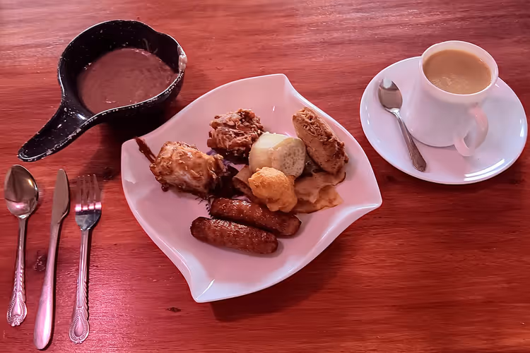 Тарелка с завтраком и чашкой кофе на столе