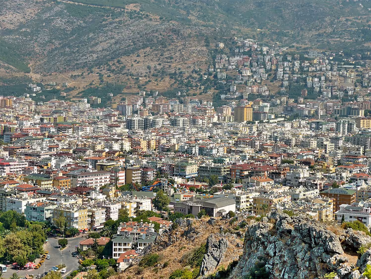 Панорама города Аланья у подножия гор