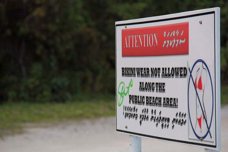 Bikini-Verbotsschild am Strand von Maafushi