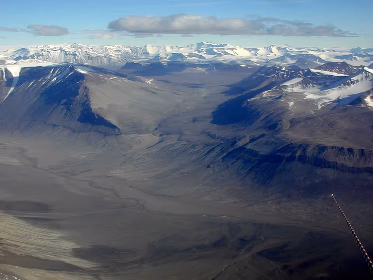 Tørrdal blant de klippefulle fjellene i Antarktis