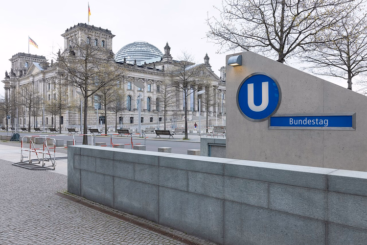 Ingang van metrostation Bundestag vlak bij de Rijksdag