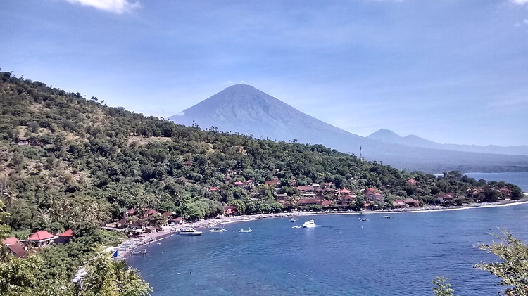 Amed Bay met boten en Mount Agung