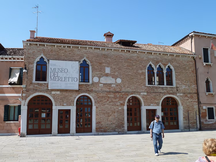 Meydandaki Museo del Merletto dantel müzesi binası
