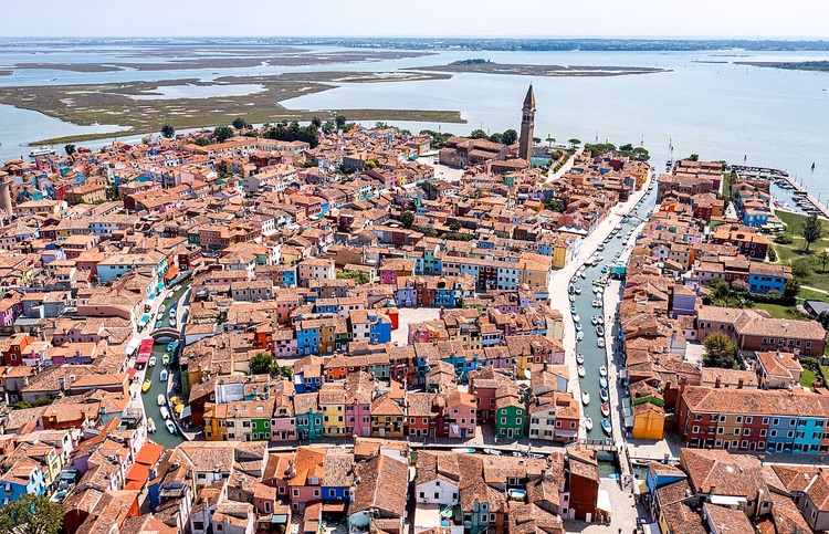 Panorama von Burano mit bunten Häusern und der Lagune