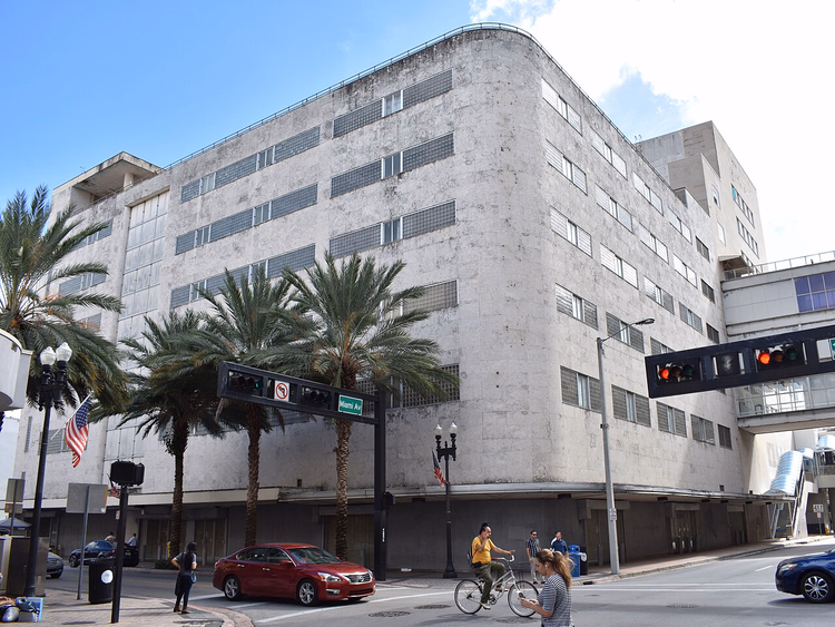 Rue du centre-ville de Miami avec palmiers